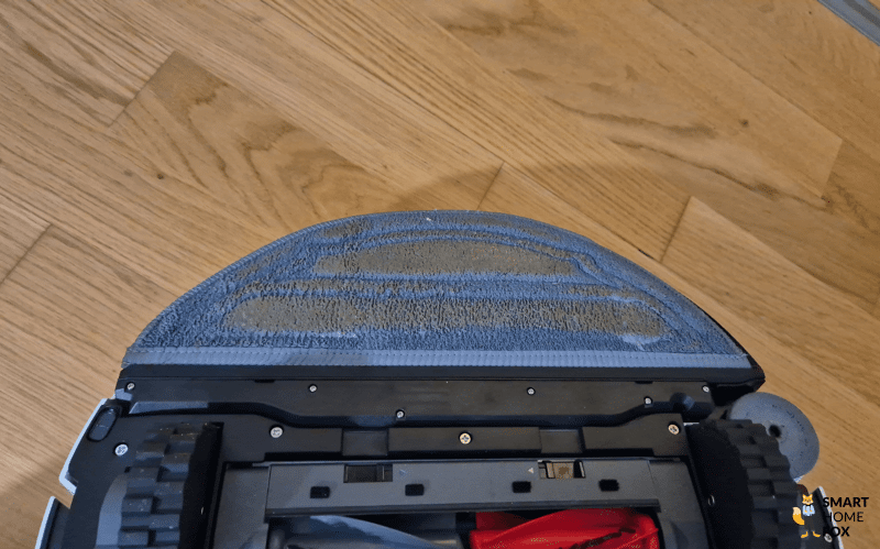 Der schmutzige Wischmopp des Roborock Saros 10 ist in der Nahaufnahme zu sehen.